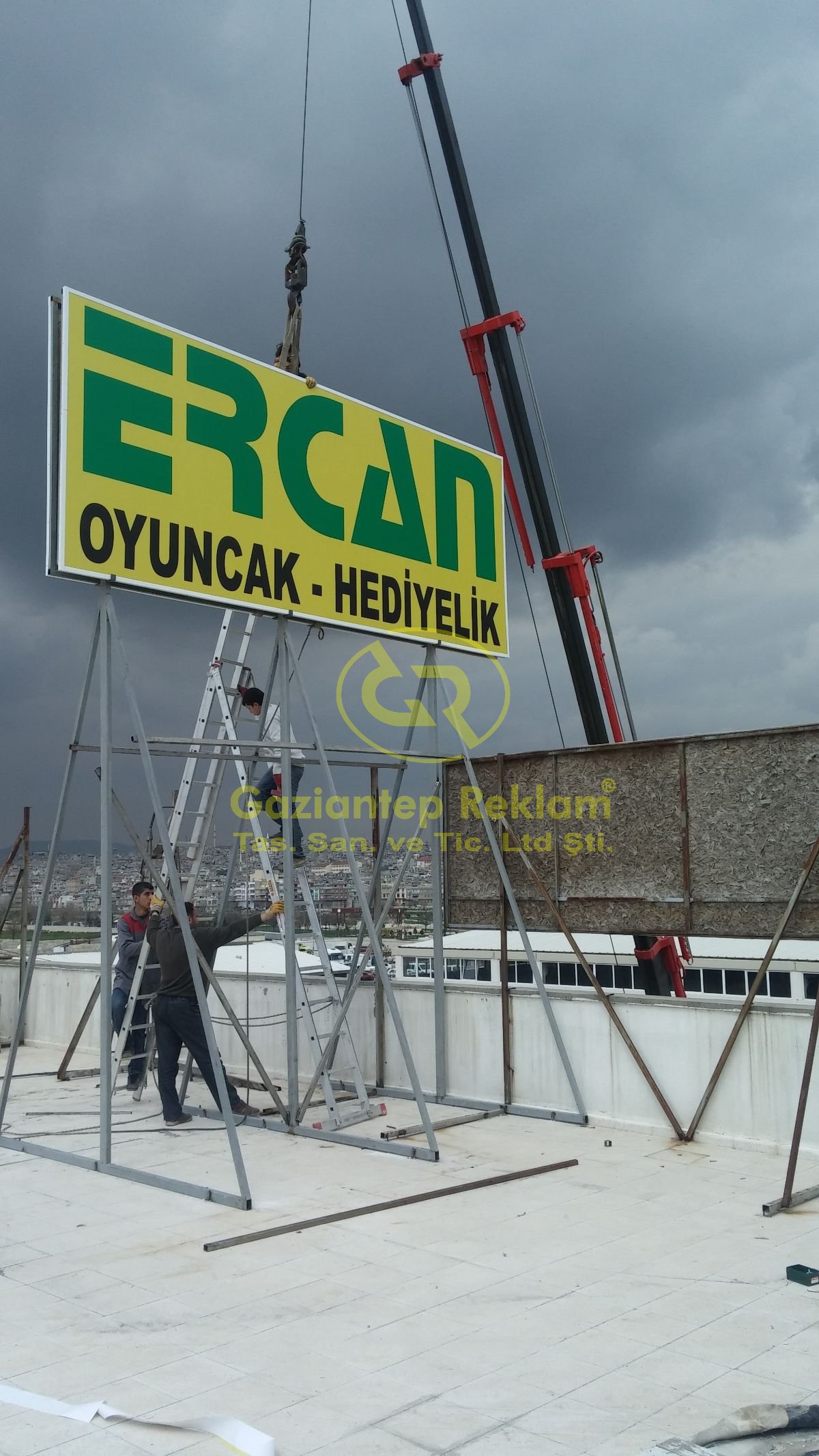 Profesyonel Vinçli Çatı Tabela Montajı ve İmalatı