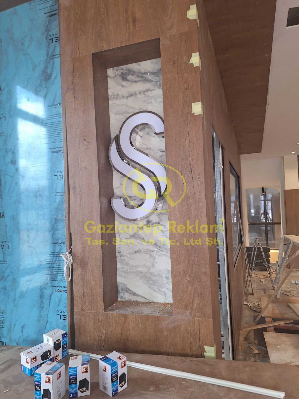 'S' Harfi Krom Yanlı Işıklı Kutu Harf