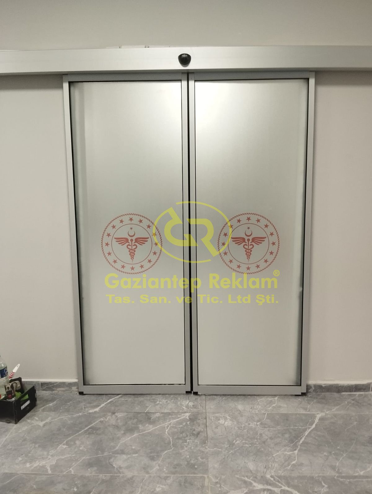 Sağlık Bakanlığı Logolu Kumlama Folyo Gizlilik Kaplama