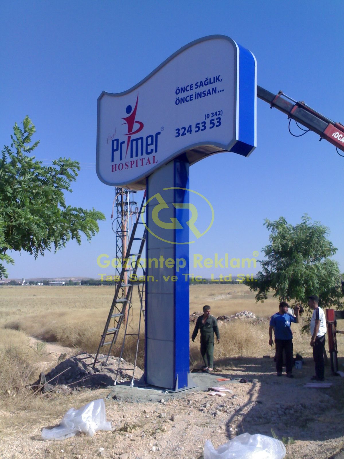 Sağlık Sektörü için reflektörlü yol kenarı tanıtım  Totem Tabela