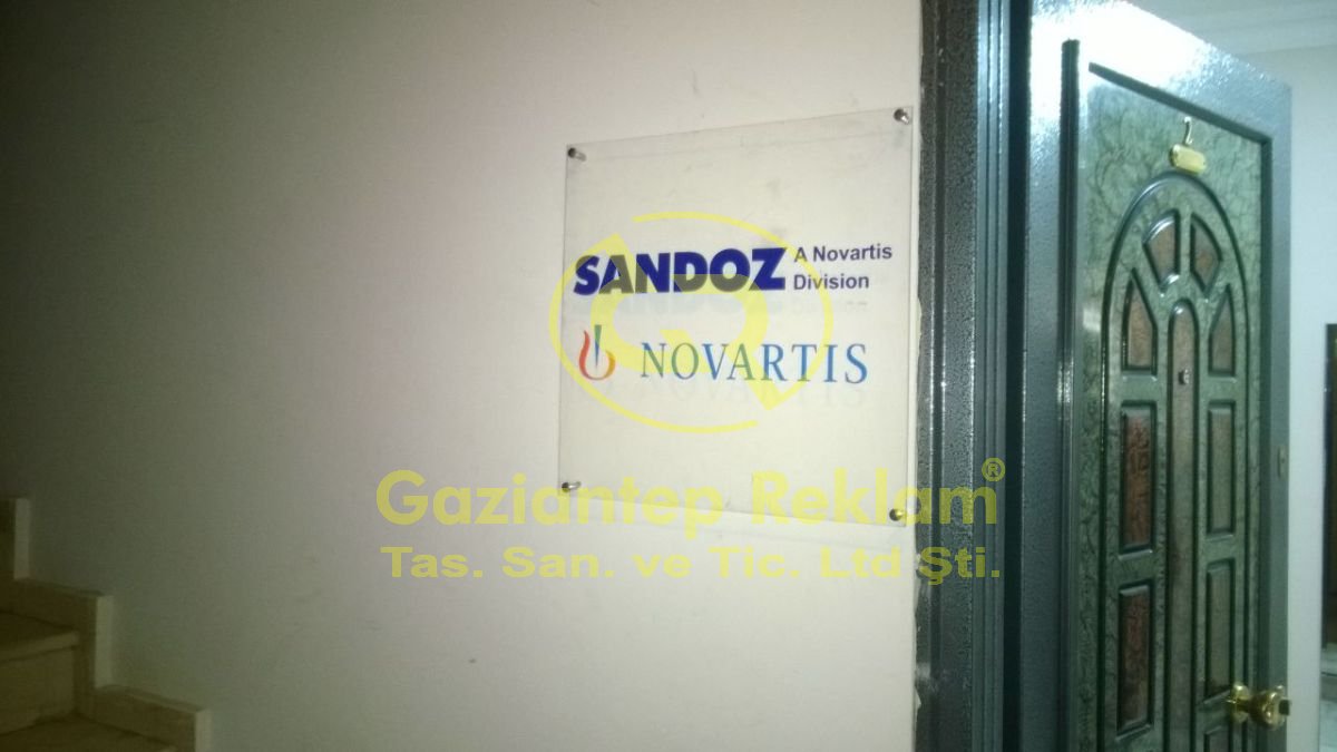 Şeffaf Pleksi Kurumsal Ofis Levhası Profesyonel Montaj