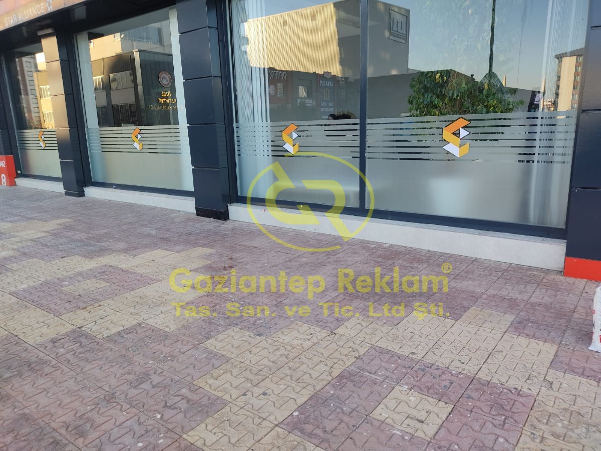 Şeritli Kumlama Folyo Cam Kaplama ve Renkli Logo Uygulaması