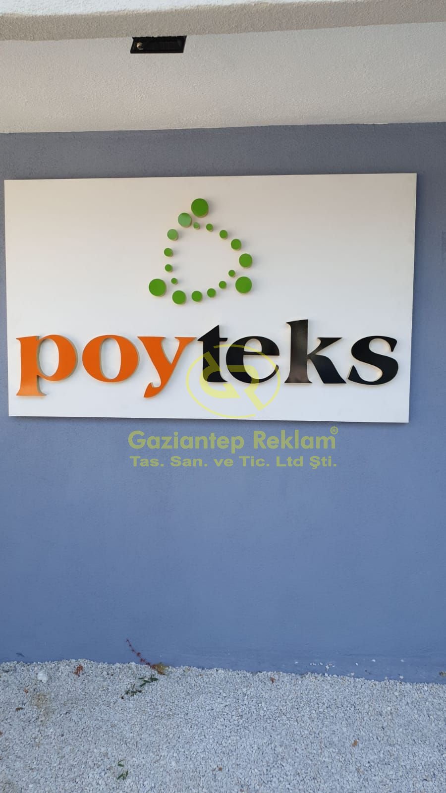 Şık Kompozit Zeminli Krom Kutu Harf Tabela