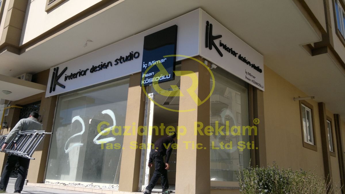 Şık Siyah Pleksi Kabartma Harf Tabela Uygulamaları