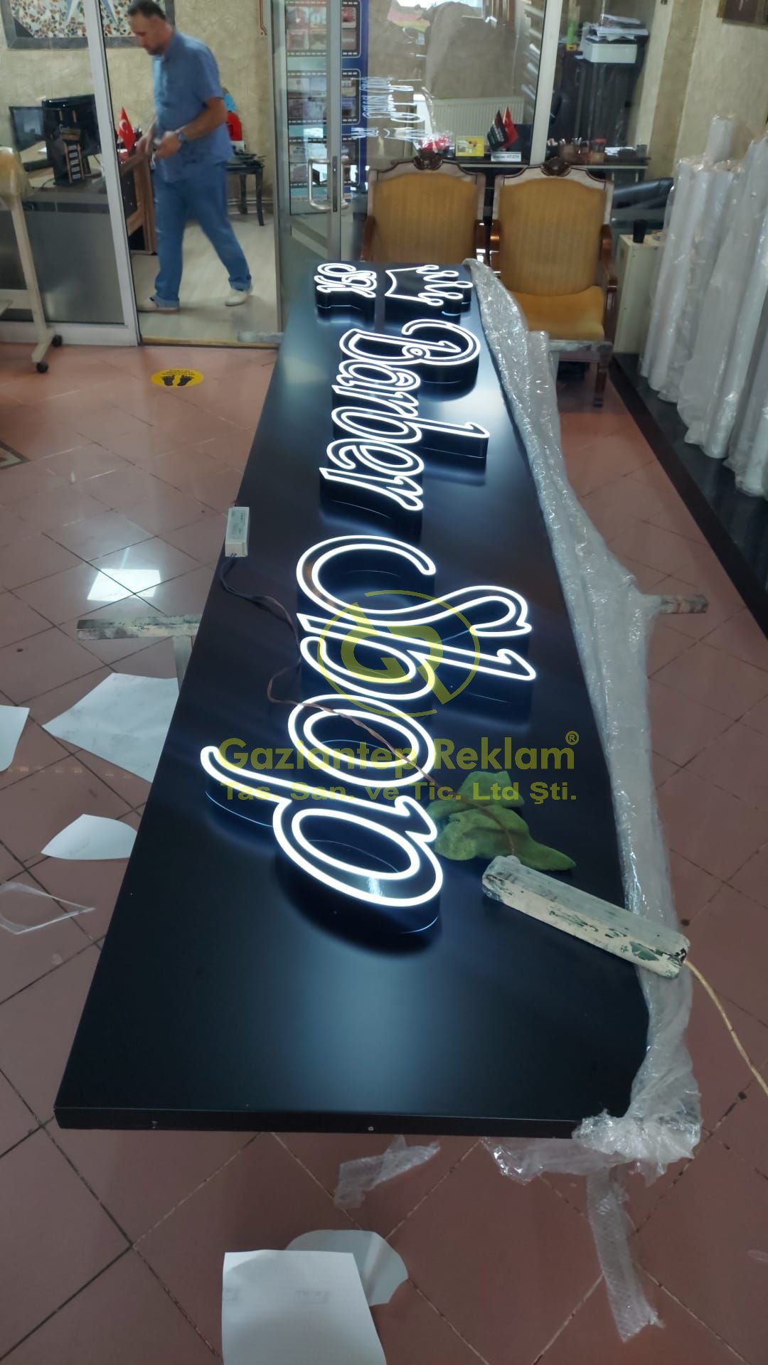 Siyah Kompozit Zeminli Neon Etkili Tabela