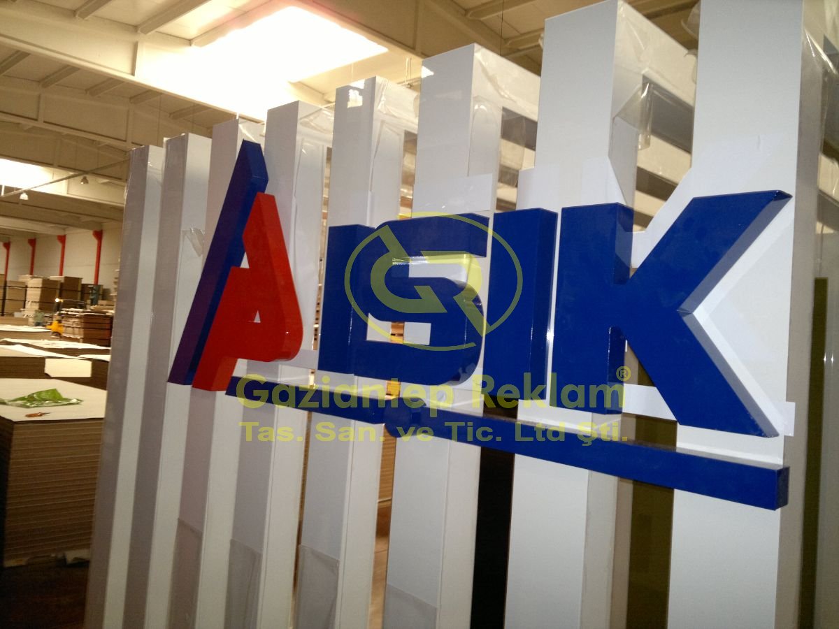 Stand üzeri Mavi Kırmızı Pleksi Kutu Harf Tabela İmalatı