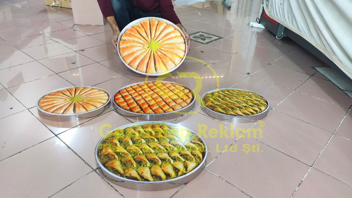 Ultra Gerçekçi Mağaza Vitrin Baklava Görselleri