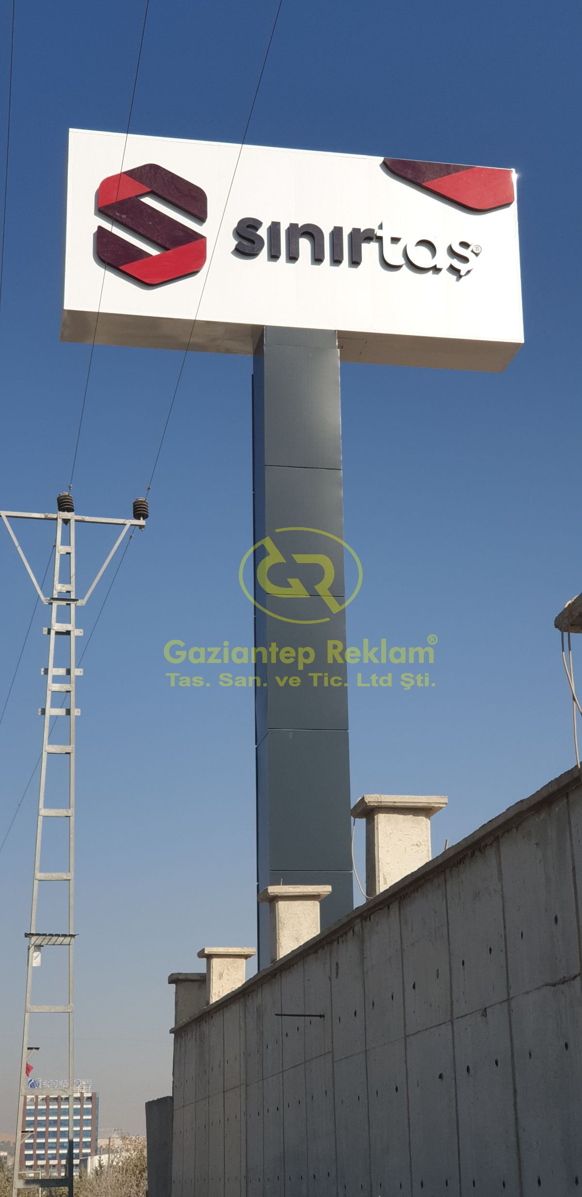 Yüksek Ayaklı Kompozit Kaplama Işıklı Totem Tabela